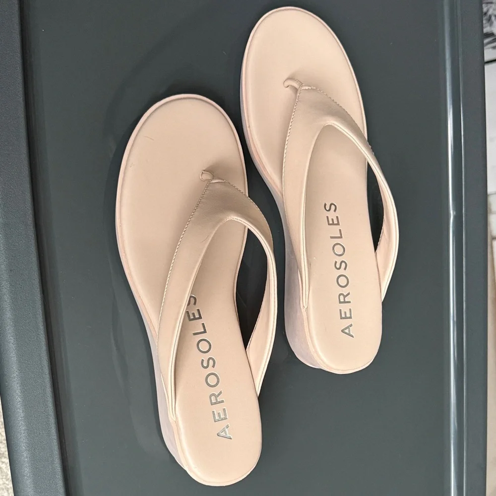 Aerosoles Isha Cipria Pu Cream Wedge Flip Flop Sandals Size 9 EUC